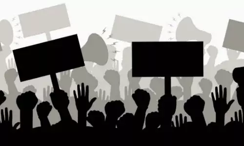 Jammu: अस्थाई मजदूरों ने नियमितीकरण की मांग को लेकर किया प्रदर्शन