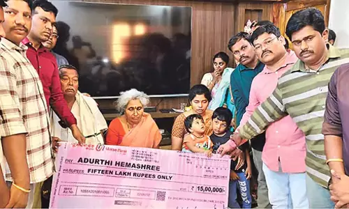Andhra: दोस्तों ने सीएसआई के परिवार की मदद की, सहायता के तौर पर 45.68 लाख रुपये दिए गए Andhra: दोस्तों ने सीएसआई के परिवार की मदद की, सहायता के तौर पर 45.68 लाख रुपये दिए गए