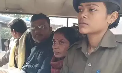गांजा और शराब की तस्करी करती मियां-बीवी की जोड़ी, घर में बनाया तहखाना