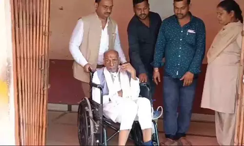 हॉस्पिटल से डिस्चार्ज होकर मरीज ने डाला वोट