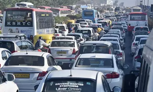 एयरो इंडिया के उत्साह के बीच Bengaluru के बल्लारी रोड पर तीन घंटे तक ट्रैफिक जाम