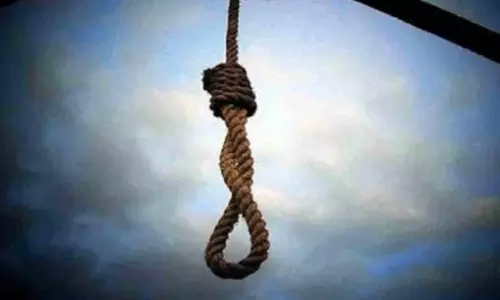 Kanpur: एक युवक ने संदिग्ध परिस्थितियों में फांसी लगाकर आत्महत्या की Kanpur: एक युवक ने संदिग्ध परिस्थितियों में फांसी लगाकर आत्महत्या की