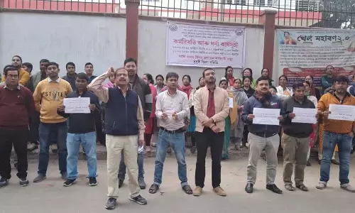 Assam : धुबरी जिले के कर्मचारियों ने यूनियन नेता के तबादले का विरोध
