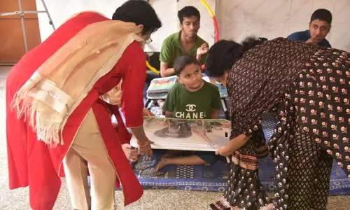 ऑटिज्म प्रभावित बच्चों को मिले स्टडी टेबल और ग्रीन मैट