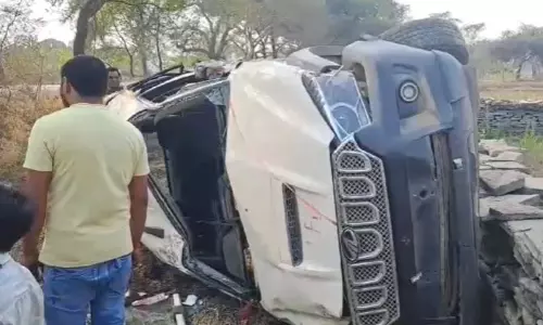 स्कॉर्पियो पलटने से 4 युवक घायल स्कॉर्पियो पलटने से 4 युवक घायल