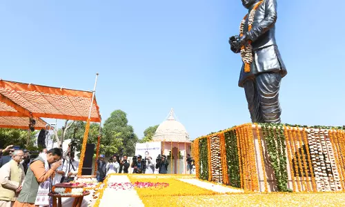 Jaipur: मुख्यमंत्री ने पं. दीनदयाल उपाध्याय की प्रतिमा पर पुष्पांजलि की अर्पित