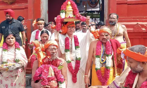 Telangana: कोंडागट्टू की अंजना को सोने का मुकुट दान