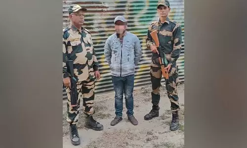 Meghalaya बीएसएफ ने पूर्वी खासी हिल्स में अंतरराष्ट्रीय सीमा के पास घुसपैठिए को पकड़ा Meghalaya बीएसएफ ने पूर्वी खासी हिल्स में अंतरराष्ट्रीय सीमा के पास घुसपैठिए को पकड़ा
