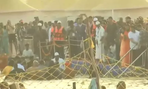 महाकुंभ: उद्योगपति मुकेश अंबानी ने परिवार संग लगाई संगम में पवित्र डुबकी, सुरक्षा के तगड़े इंतजाम महाकुंभ: उद्योगपति मुकेश अंबानी ने परिवार संग लगाई संगम में पवित्र डुबकी, सुरक्षा के तगड़े इंतजाम