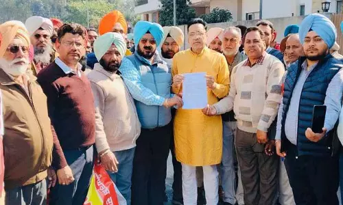 Amritsar: पेंशन, नौकरी सुरक्षा की मांगों को लेकर कर्मचारियों, पेंशनभोगियों ने किया विरोध प्रदर्शन Amritsar: पेंशन, नौकरी सुरक्षा की मांगों को लेकर कर्मचारियों, पेंशनभोगियों ने किया विरोध प्रदर्शन