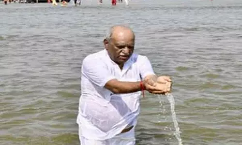 Rajasthan के राज्यपाल ने त्रिवेणी संगम में पवित्र स्नान किया