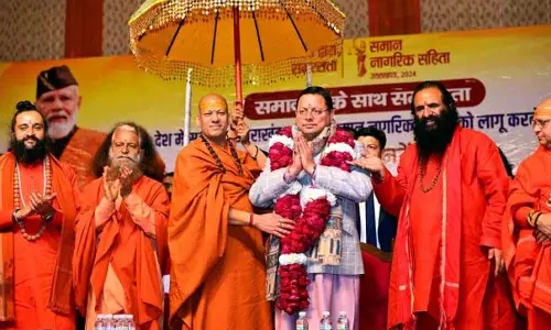 Jammu: समान नागरिक संहिता लागू करने के लिए संत समुदाय ने सीएम धामी को बधाई दी