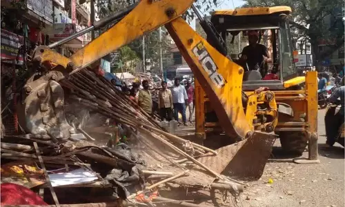 यातायात सुगम बनाने के लिए Hyderabad में सैकड़ों फुटपाथ अतिक्रमण हटाए गए यातायात सुगम बनाने के लिए Hyderabad में सैकड़ों फुटपाथ अतिक्रमण हटाए गए