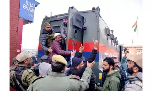 Srinagar में प्रदर्शन कर रहे अस्थायी कर्मचारियों को पुलिस ने हिरासत में लिया