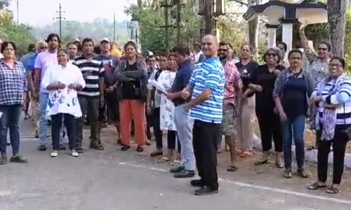 GOA: सरज़ोरा निवासियों ने प्रस्तावित रेलवे स्टेशन के खिलाफ रैली निकाली GOA: सरज़ोरा निवासियों ने प्रस्तावित रेलवे स्टेशन के खिलाफ रैली निकाली