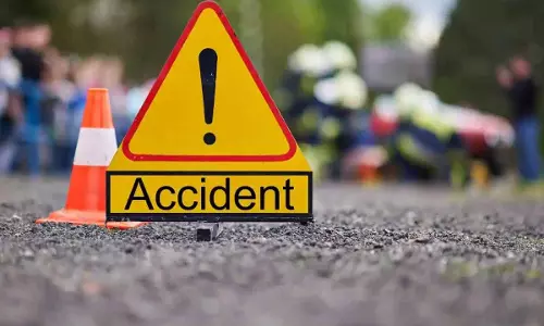 Hyderabad में स्कूल बस ने पर्यटक वाहन को टक्कर मारी, यातायात जाम Hyderabad में स्कूल बस ने पर्यटक वाहन को टक्कर मारी, यातायात जाम