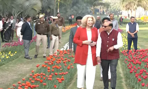 Delhi के उपराज्यपाल और नीदरलैंड के राजदूत ने शांति पथ पर ट्यूलिप महोत्सव में भाग लिया