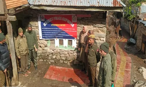 कुपवाड़ा पुलिस ने Karnah में दो ड्रग तस्करों की संपत्ति जब्त की