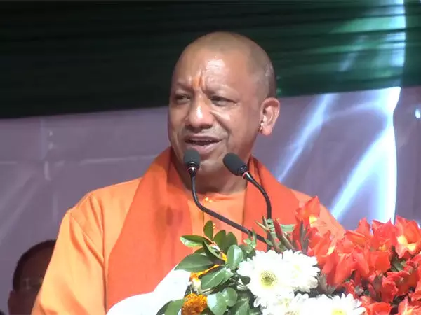 त्रिवेणी संगम पर पवित्र स्नान के लिए उमड़ी भीड़, CM Yogi ने माघ पूर्णिमा पर शुभकामनाएं दीं