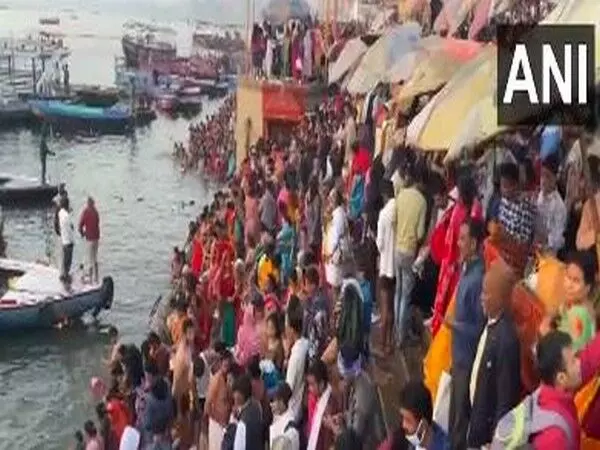 Magh Purnima के अवसर पर श्रद्धालुओं ने दशाश्वमेध घाट पर पवित्र स्नान किया और पूजा-अर्चना की