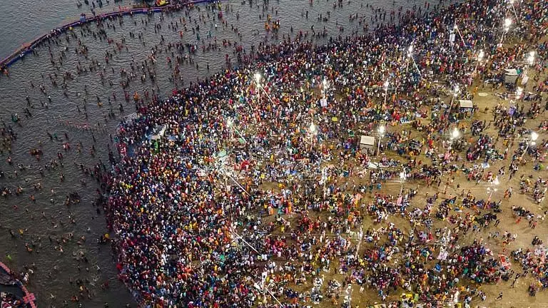 Maha Kumbh:  माघी पूर्णिमा पर 73 लाख से अधिक लोगों ने संगम में किया स्नान