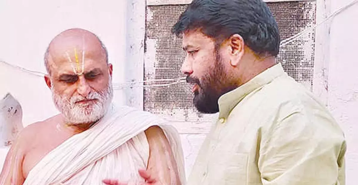 Telangana: भाजपा दलित नेता नम्बूरी ने मुख्य पुजारी पर हमले की निंदा की Telangana: भाजपा दलित नेता नम्बूरी ने मुख्य पुजारी पर हमले की निंदा की
