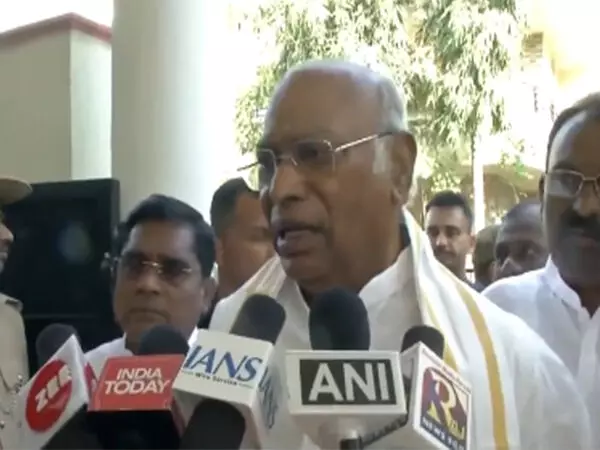 Kharge ने अमेरिका से भारतीय नागरिकों के निर्वासन को लेकर केंद्र की आलोचना की