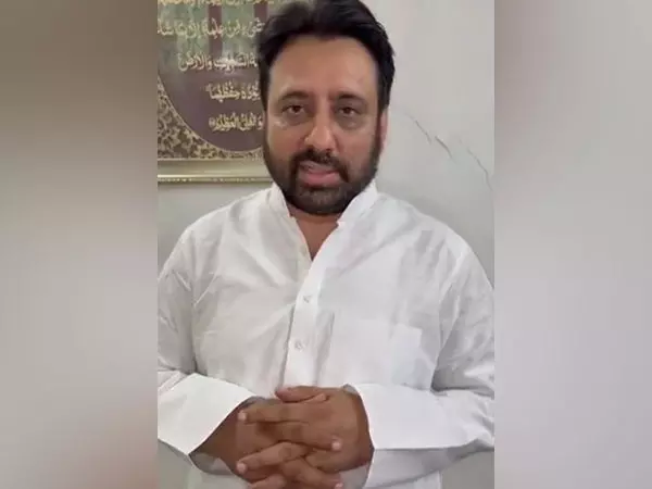 Delhi Police द्वारा उसे पकड़ने के लिए अभियान शुरू करने के बाद खान ने कहा-कहीं भागा नहीं है... Delhi Police द्वारा उसे पकड़ने के लिए अभियान शुरू करने के बाद खान ने कहा-कहीं भागा नहीं है...