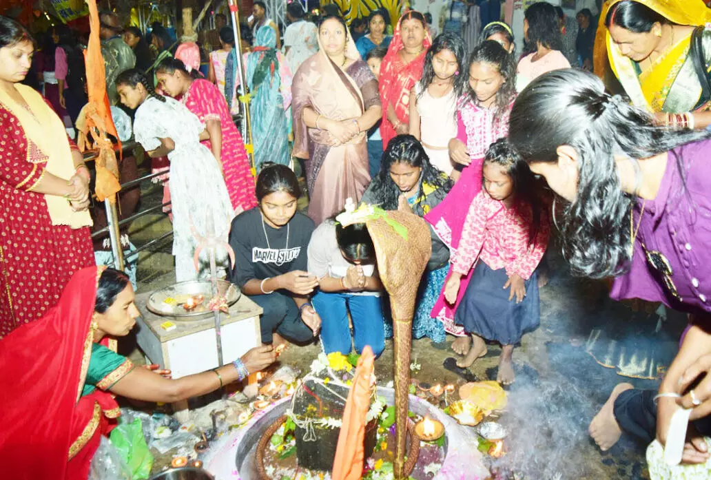 कुलेश्वरनाथ महादेव मंदिर में उमड़े श्रद्धालु