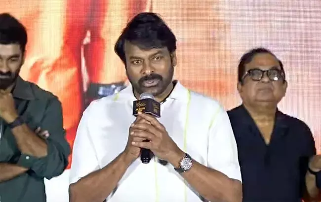 राजनीति से दूर रहें: Chiranjeevi