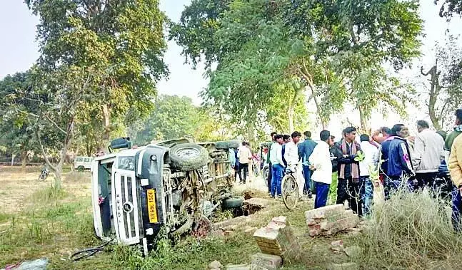 HP: अयोध्या गई टैम्पो ट्रेवलर यूपी में पलटी, 15 सवार घायल