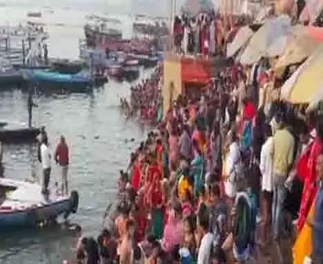 Magh Purnima के अवसर पर श्रद्धालुओं ने दशाश्वमेध घाट पर पवित्र स्नान किया और पूजा-अर्चना की