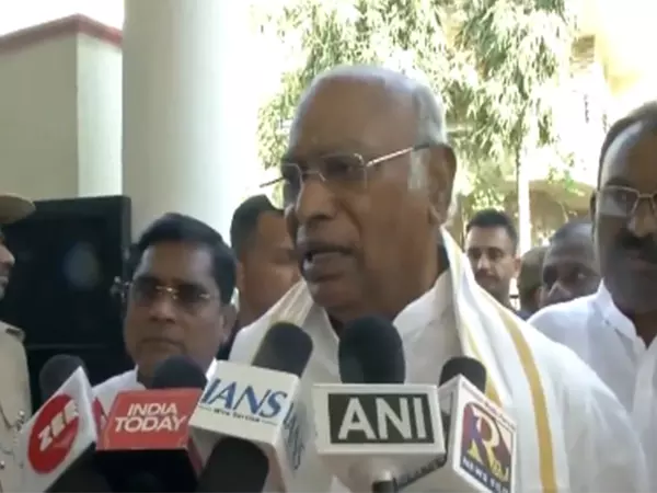 Kharge ने अमेरिका से भारतीय नागरिकों के निर्वासन को लेकर केंद्र की आलोचना की Kharge ने अमेरिका से भारतीय नागरिकों के निर्वासन को लेकर केंद्र की आलोचना की