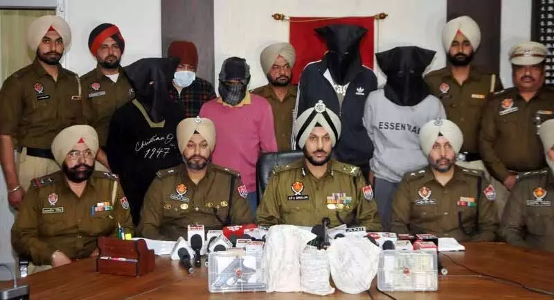 Amritsar पुलिस ने सीमा पार से मादक पदार्थ गिरोह का भंडाफोड़ किया, हेरोइन और पिस्तौल जब्त