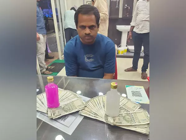 Siddipet में राजस्व निरीक्षक रिश्वत लेते रंगे हाथ पकड़ा गया Siddipet में राजस्व निरीक्षक रिश्वत लेते रंगे हाथ पकड़ा गया