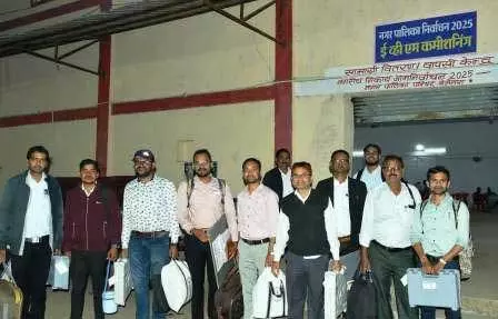 नगर पालिका और 9 नगर पंचायतों में शांतिपूर्ण मतदान के बाद ईवीएम स्ट्रांग रूम में जमा नगर पालिका और 9 नगर पंचायतों में शांतिपूर्ण मतदान के बाद ईवीएम स्ट्रांग रूम में जमा