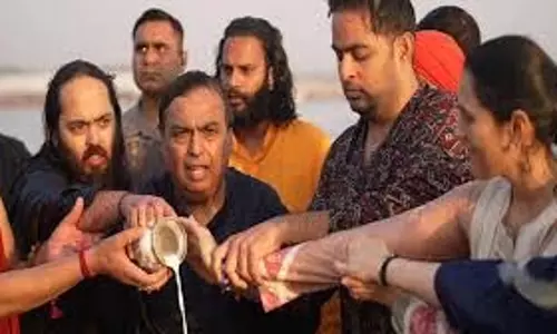 Prayagraj :अंबानी परिवार ने संगम में लगाई डुबकी
