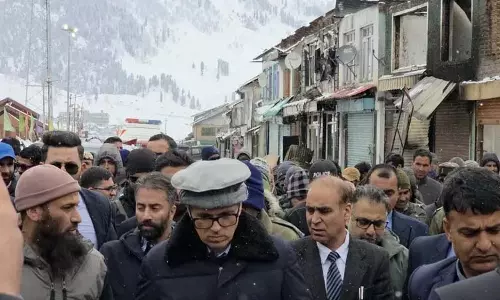 जम्मू-कश्मीर के मुख्यमंत्री उमर अब्दुल्ला ने सोनमर्ग में अग्निकांड पीड़ितों से मुलाकात की जम्मू-कश्मीर के मुख्यमंत्री उमर अब्दुल्ला ने सोनमर्ग में अग्निकांड पीड़ितों से मुलाकात की