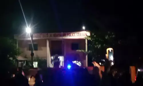 Social Media पर अपमानजनक पोस्ट को लेकर भीड़ ने उदयगिरी पुलिस स्टेशन पर हमला किया