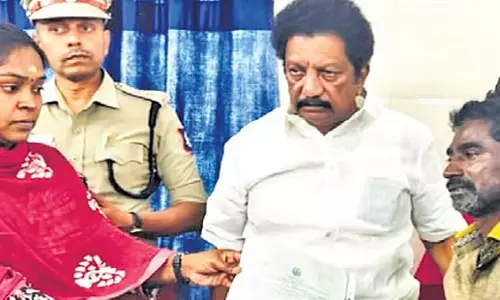 Tamil Nadu: स्कूल में लड़की की मौत के विरोध में प्रदर्शन कर रहे परिजनों को शव सौंपा गया