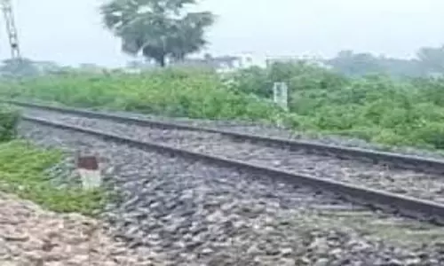 Up News:  रेलवे लाइन पर मिला महिला का शव, हंगामा