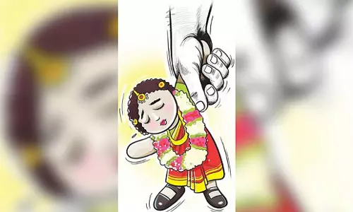 Tamil Nadu: कृष्णागिरी में थाली पहनकर स्कूल आती लड़की Tamil Nadu: कृष्णागिरी में थाली पहनकर स्कूल आती लड़की