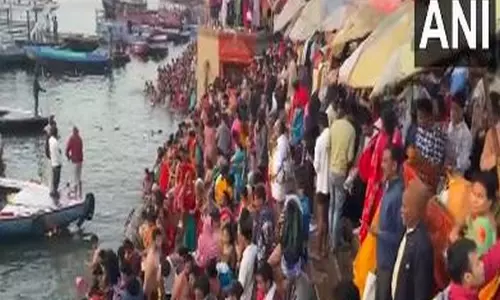 Magh Purnima के अवसर पर श्रद्धालुओं ने दशाश्वमेध घाट पर पवित्र स्नान किया और पूजा-अर्चना की Magh Purnima के अवसर पर श्रद्धालुओं ने दशाश्वमेध घाट पर पवित्र स्नान किया और पूजा-अर्चना की