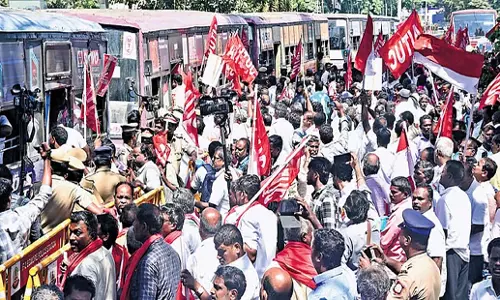 Tamil Nadu: नौकरी की सुरक्षा के लिए तस्माक कर्मचारियों का प्रदर्शन, चेन्नई में 1 हजार से अधिक लोग गिरफ्तार