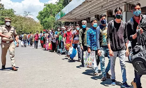 Telangana: आदिलाबाद ने संकट का सामना कर रहे खाड़ी प्रवासियों के परिवारों के लिए हेल्पलाइन शुरू की Telangana: आदिलाबाद ने संकट का सामना कर रहे खाड़ी प्रवासियों के परिवारों के लिए हेल्पलाइन शुरू की