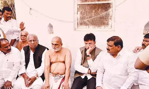 Telangana: मंत्रियों ने चिलकुर बालाजी के पुजारी से मुलाकात की