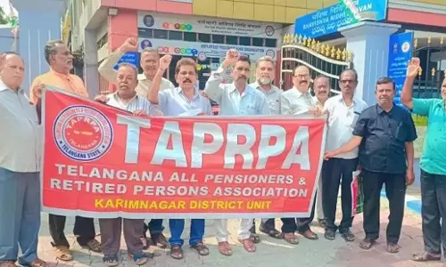 Telangana: पेंशन बढ़ोतरी के लिए पेंशनर्स ने किया धरना
