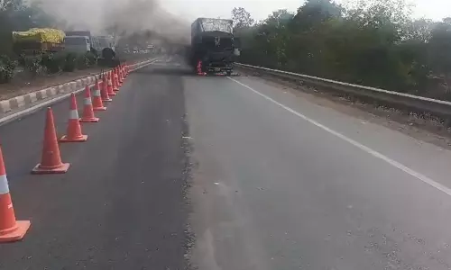 ट्रक आग की चपेट में, कूदे ड्राइवर और हेल्पर तब बची जान