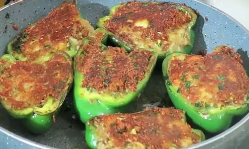 Recipe: इस बार ट्राई करें और भरवां शिमला मिर्च Recipe: इस बार ट्राई करें और भरवां शिमला मिर्च