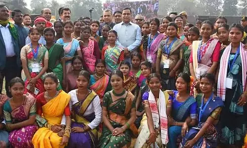 Assam : विधायकों के साथ क्षेत्रीय झुमुर नृत्य प्रशिक्षण का आयोजन किया Assam : विधायकों के साथ क्षेत्रीय झुमुर नृत्य प्रशिक्षण का आयोजन किया